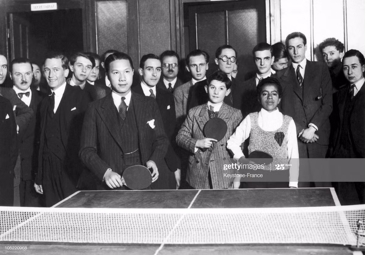 Vua Bảo Đại cầm vợt bóng bàn trong một hoạt động của giới tin hhoa ở Paris năm 1932.