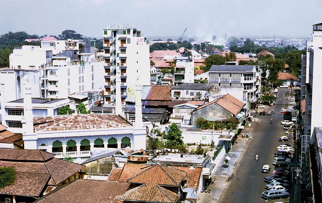 Thánh đường Jamia Al-Musulmannay và đường Thái Lập Thành phía bên phải, nay là đường Đông Du. Công trình có phong cách kiến trúc tinh tế mang đậm dấu ấn Hồi giáo vùng Nam Á, với bốn tháp cao ở bốn góc. Ảnh: Mike Vogt.