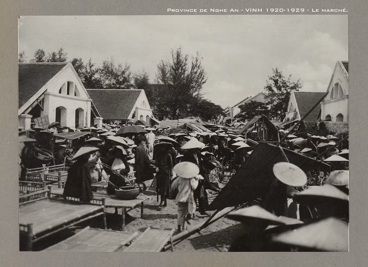 Cảnh buôn bán sôi động ở chợ Vinh.