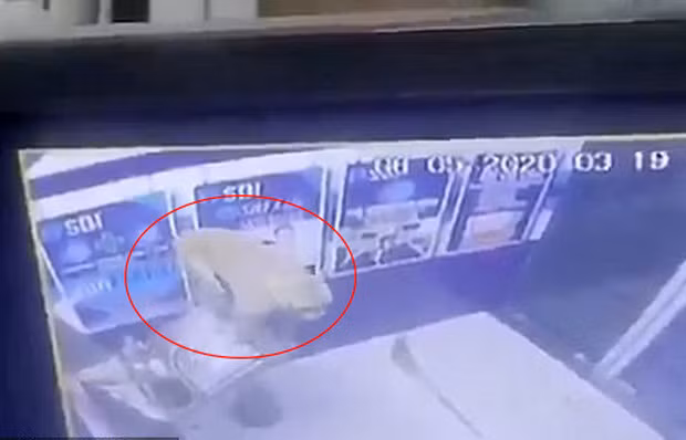 Cay ATM bi pha tung, kiem tra camera an ninh phat hien thu pham kho ngo