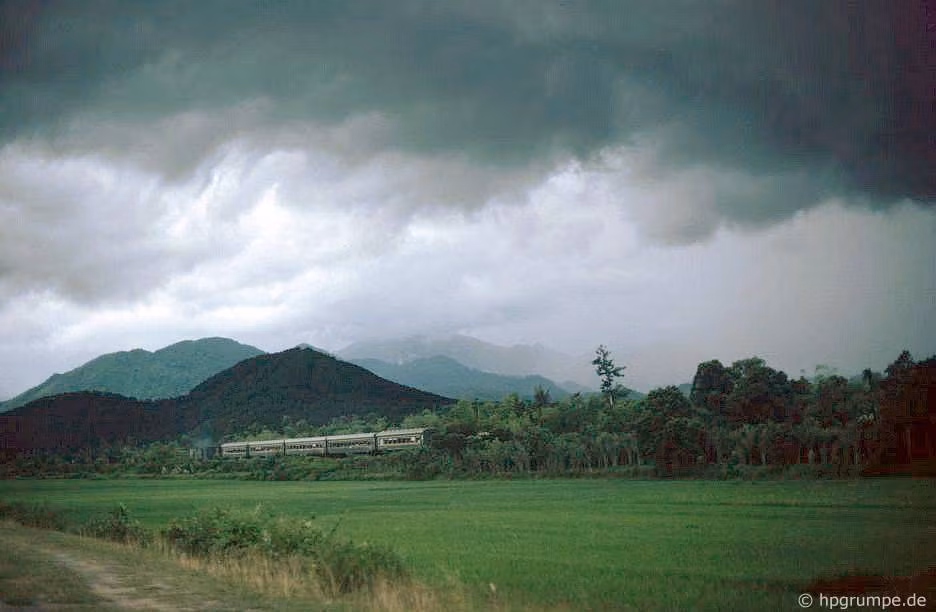 Đoàn tàu di chuyển trên tuyến đường sắt phía Nam Thừa Thiên - Huế, 1992.