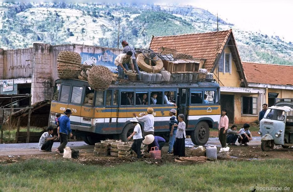 Một xe khách đang "găm hàng", trên đường từ Đà Lạt đến Buôn Ma Thuột, 1992.