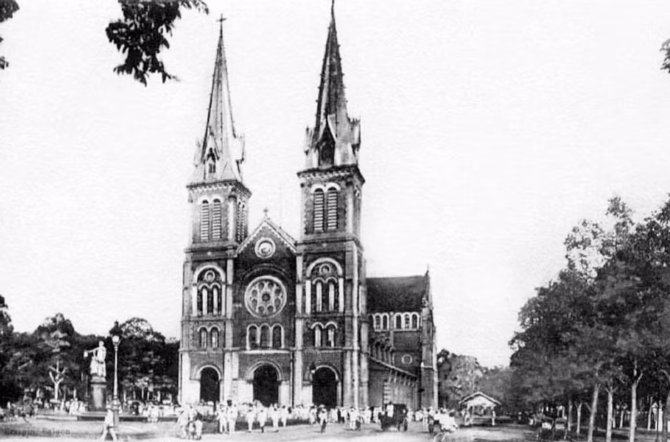 Nhà thờ Đức Bà Sài Gòn một thể kỷ trước.