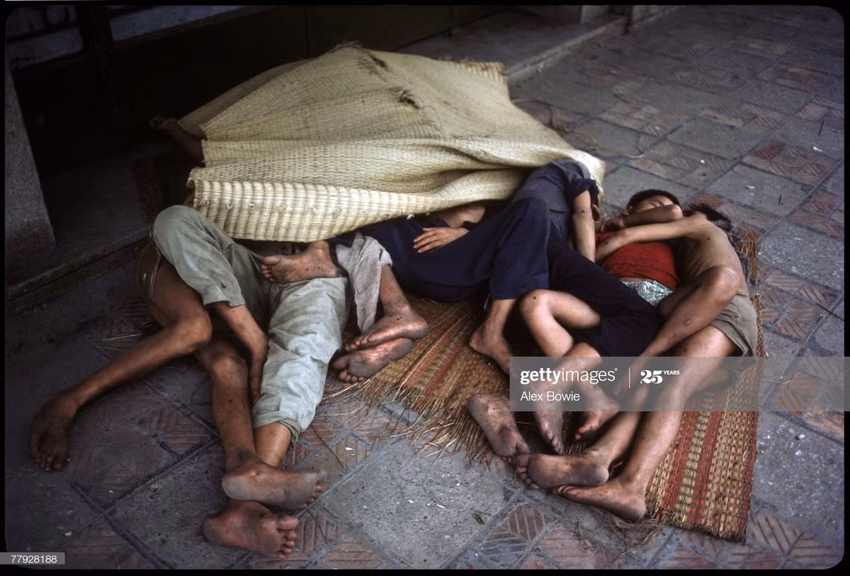 Giấc ngủ trên vỉa hè khu phố cổ Hà Nội của những đứa trẻ lang thang, 24/5/1983.