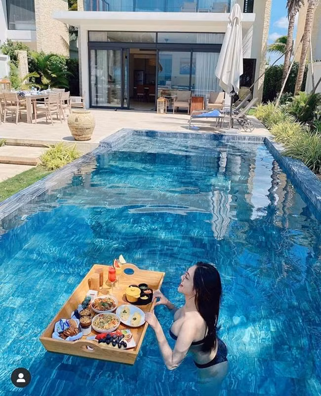 Triệu Vy bày tỏ quan điểm trước những sự cố về áo dài, cô cho hay có lẽ chỉ là những trường hợp rất hiếm. Bởi, đa số, các bạn nữ đều hiểu được, mặc áo dài thì điều cần biết đầu tiên chính là mặc kèm nội y trắng.