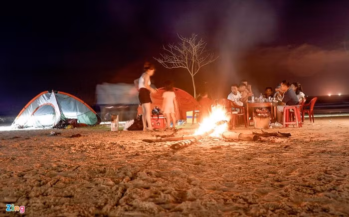 Giới trẻ Quảng Ngãi cắm trại ngủ qua đêm bên bờ biển Bình Châu, huyện Bình Sơn (Quảng Ngãi). Trao đổi với Zing ngày 10/5, ông Nhâm Xuân Sỹ, Giám đốc Đài Khí tượng Thủy văn Quảng Ngãi, cho biết đợt nắng nóng này còn tiếp tục dài ngày.