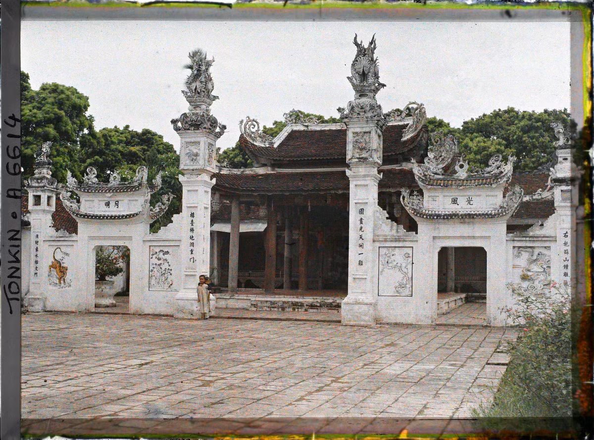 Cổng nghi môn của đình làng Ngọc Hà, Hà Nội năm 1915. Đình được xây dựng vào khoảng cuối thời Lê trung hưng, bên trong thờ Đức thánh Huyền Thiên Hắc Đế, nay có địa chỉ ở ngõ 158 Ngọc Hà, phường Ngọc Hà, quận Ba Đình, thành phố Hà Nội.