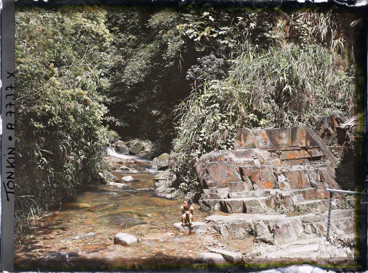 Dòng suối và những bậc thang đá.