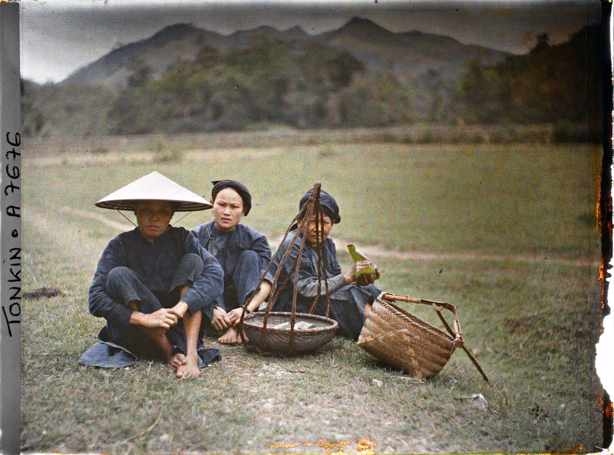 Những người bán hàng rong và dân làng bên một con đường ở Bắc Sơn.