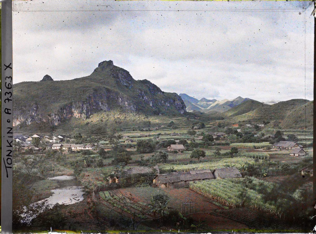 Thị trấn Đồng Đăng nhìn từ pháo đài Đồng Đăng, Lạng Sơn năm 1915.