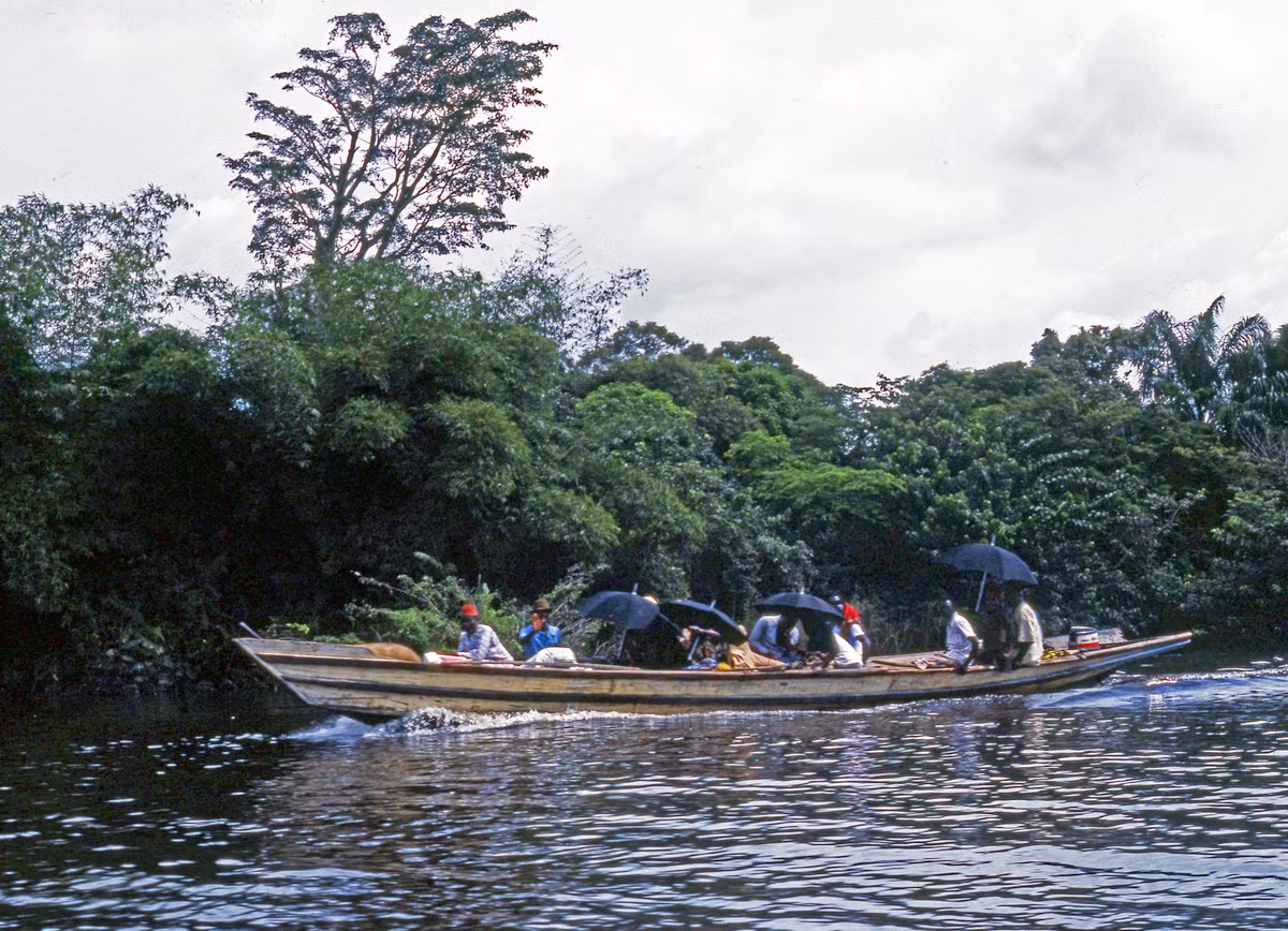 Chuyến đò chở dân địa phương trên sông Niger.