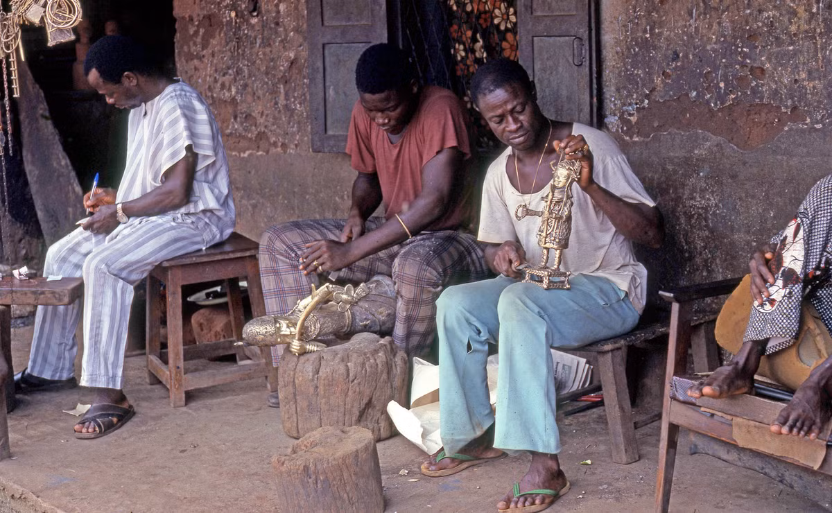 Xưởng chế tác đồ đồng ở thành phố Benin.