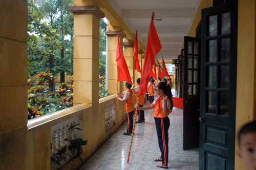 Đội cờ kéo vào hành lang của lớp học.