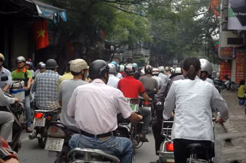 Dòng người ùn ùn đi làm trên đường Đê La Thành, quận Đống Đa.