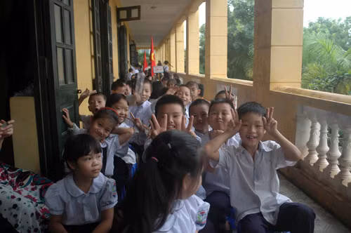 Các trò bên hành lang lớp học.