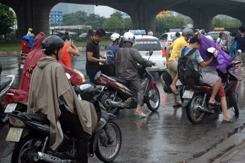 "Nhanh lên bác ơi, trời mưa rồi"