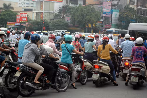 Dòng người tham gia giao thông "chèo thuyền" trên đường Xuân Thủy.