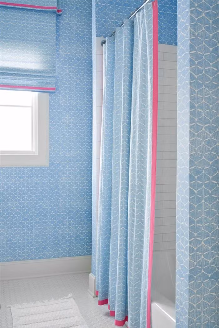 Bảng màu xanh với những nét chấm phá của màu hồng cho thiết kế phòng tắm sang trọng nhưng trẻ trung này. 