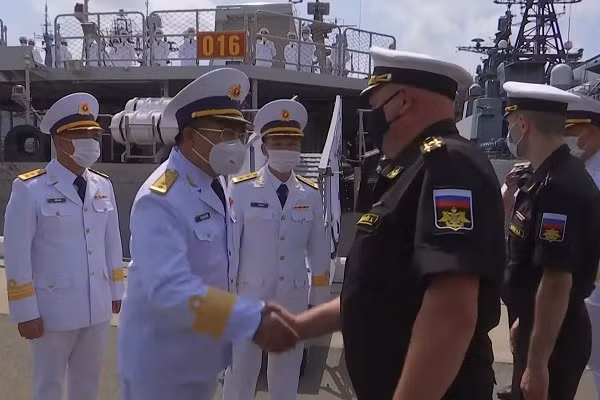 Video: Chiến hạm Việt Nam cập cảng Nga, chuẩn bị tranh tài Army Games ảnh 2