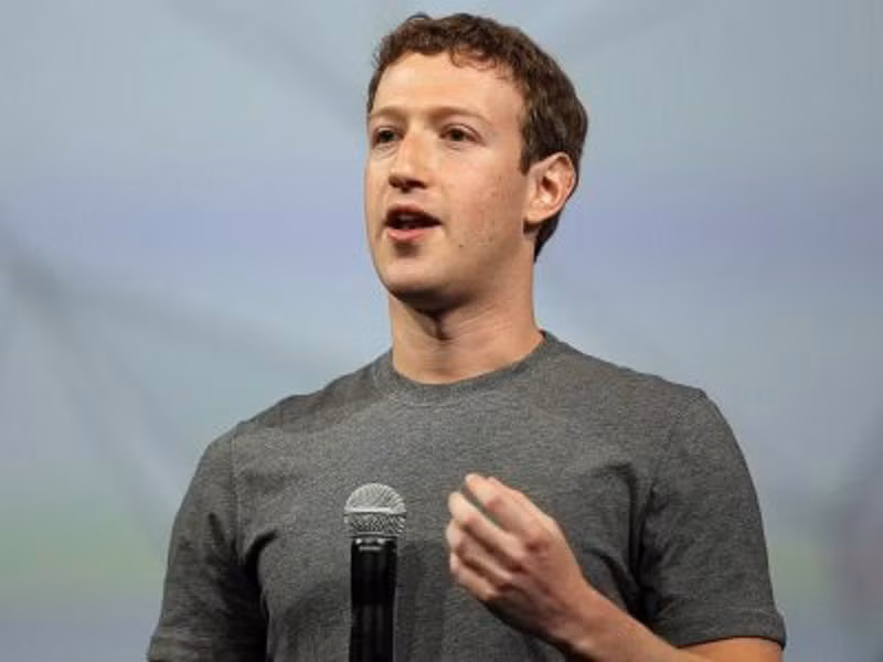 “Cha đẻ” Facebook, Mark Zuckerberg, cũng không thể hiện độ giàu có của mình bằng siêu xe hay những biệt thự cao cấp. Quần áo mà anh thường mặc cũng chỉ là áo thun hoặc áo hoodie bình thường.