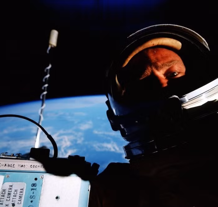 Bức ảnh huyền thoại do Buzz Aldrin chụp giúp người xem có thể nhìn rõ nét đường viền của Trái Đất trong thứ ánh sáng xanh huyền diệu.