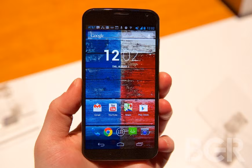 Motorola Moto X là một trong những điện thoại thông minh đang bỏ tiền ra mua với màn hình 4,7 inch, bộ xử lý lõi kép, máy ảnh 10 megapixel, hứa hẹn đáp ứng mọi yêu cầu đối với một “chú dế” smartphone của các bạn học sinh.