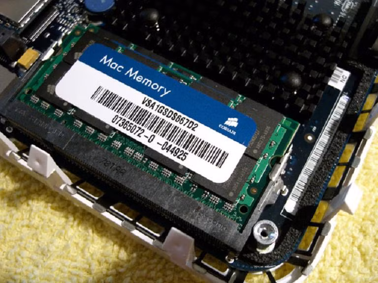 Ngoài ra, bạn còn có thể tăng dung lượng ổ cứng bằng cách đơn giản là mua thêm RAM cho Macbook. Hãy nhớ rằng thương hiệu không quan trọng, quan trọng là số lượng, chủng loại và tốc độ. Tuy nhiên, nếu không chắc chắn cách lắp thêm RAM, bạn nên nhờ sự can thiệp của kỹ thuật viên.