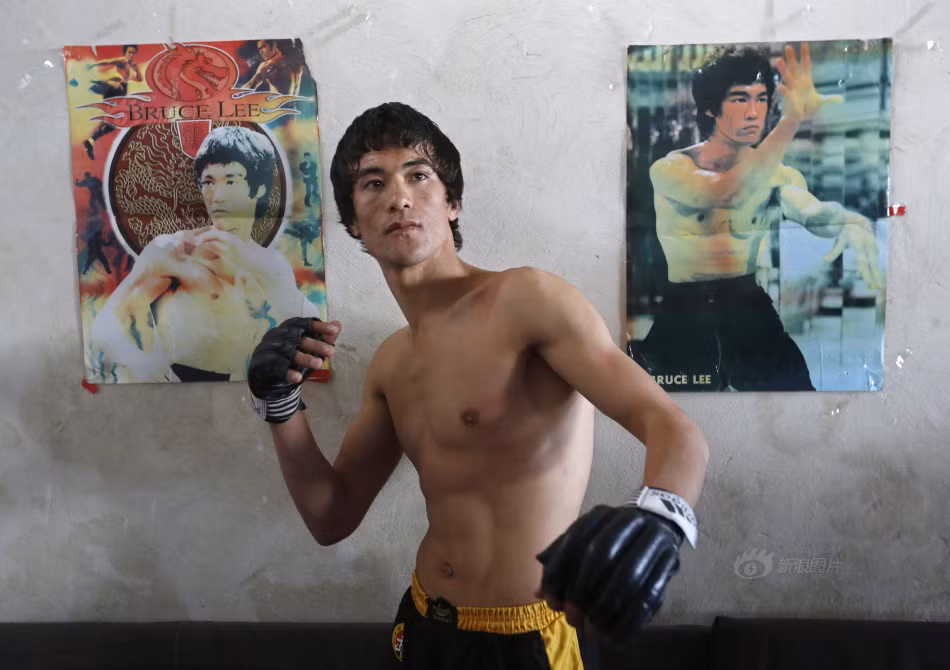 Một thanh niên tên Shakur, người Afghanistan, trông giống hệt Lý Tiểu Long, đang khiến dân mạng xôn xao. Anh chàng 20 tuổi này thần tượng ngôi sao võ thuật và cũng được đào tạo võ thuật bài bản. Shakur thường mô phỏng những thế võ của Lý Tiểu Long và có rất nhiều người hâm mộ.