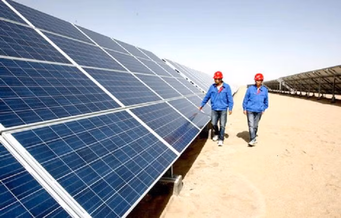 Trung Quốc cũng bắt tay vào việc khai thác và sử dụng năng lượng mặt trời bằng dự án Golmud thuộc tỉnh Thanh Hải. Tổng công suất ước tính khoảng 317,2 MW. Công trình được khởi công từ năm 2009 và đã được đưa vào sử dụng toàn diện.