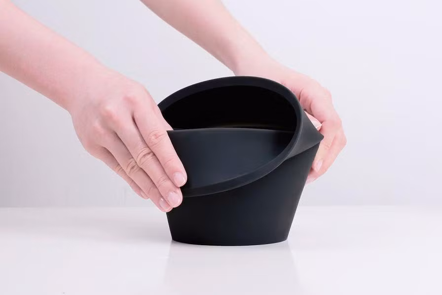  Nhà thiết kế Emanuele Pizzolorusso đã chính thức cho ra mắt sản phẩm chậu cây gấp làm từ silicone, rất thích hợp để trồng cây trong nhà mà không cần lo về sự tương xứng giữa cây và chậu.