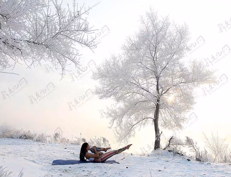Không chỉ thực hiện động tác Yoga đơn thuần, cô gái trẻ này còn biểu diễn nhiều động tác khó, đòi hỏi sự dẻo dai của cơ thể. Đáng kinh ngạc là cơ thể của cô không bị cứng ngắc lại do lạnh.