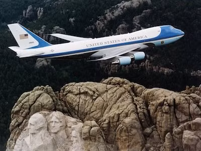 Phản lực Boeing 747-200B chính là biểu tượng của quyền lực tổng thống Mỹ, có thể tự tiếp nhiên liệu và chống lại xung đột điện từ.