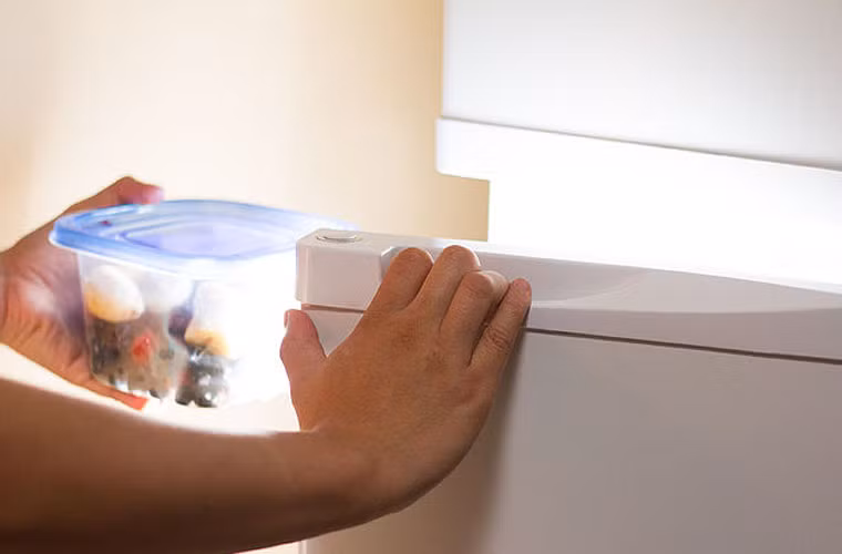 Lưu ý, cần đóng nắp hộp nhựa để giữ ẩm cho hoa quả. Bên cạnh đó, bạn không nên trộn sẵn nguyên liệu mà đợi đến khi thưởng thức mới tiến hành.