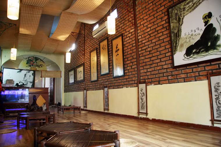 Cơm chay Trúc Lâm Trai (39 Lê Ngọc Hân, Hai Bà Trưng). Trúc Lâm Trai không chỉ là nơi lý tưởng để thưởng thức món ăn chay tịnh. Ở đây, thực khách còn có cơ hội đắm mình vào không gian tĩnh lặng, êm đềm giữa nơi phố phường ồn ào, vội vã; trao đổi kinh nghiệm tu tập thiền đạo.