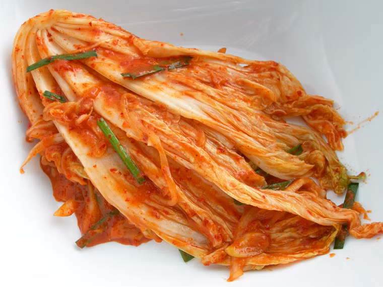 Cải thảo. Cải thảo chứa nhiều dưỡng chất có lợi như vitamin A, B, C, E và dễ chế biến nên được nhiều người lựa chọn. Chị em có thể dùng cải thảo chế thành món kim chi lạ miệng, nguyên liệu cho nồi lẩu thập cẩm chay hoặc luộc, xào như các loại rau thông thường.