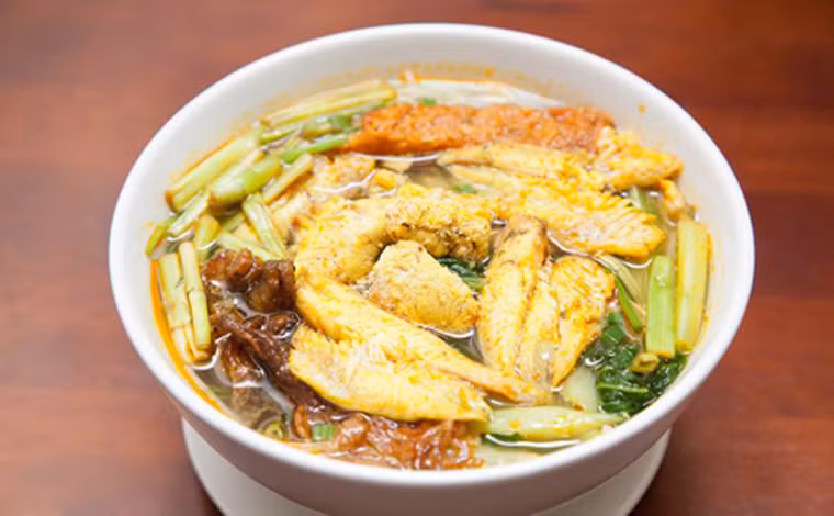 Bún cá rô đồng. Cá rô được luộc chín, bóc thịt ra riêng. Sau đó xào cùng chút hành tím, nước mỡ cho thơm. Khi xào xong, bún được đưa ra tô, sắp lên ít thịt cá đã xào thơm, thêm hành tiêu, chan vào nước dùng nóng tuyệt ngon.