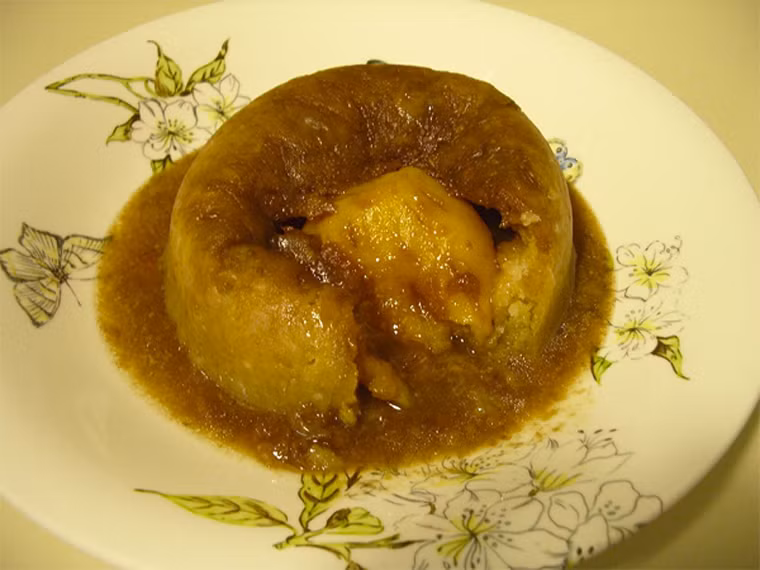 Sussex Pond Pudding. Là món tráng miệng truyền thống, sussex pond pudding được chế biến từ bơ, đường và chanh hấp kỹ trong nhiều giờ. Dù ngon song món ăn lại không có sức sống khi nhiều người từ chối bởi lo ngại nó chứa nhiều dưỡng chất không có lợi cho sức khỏe.