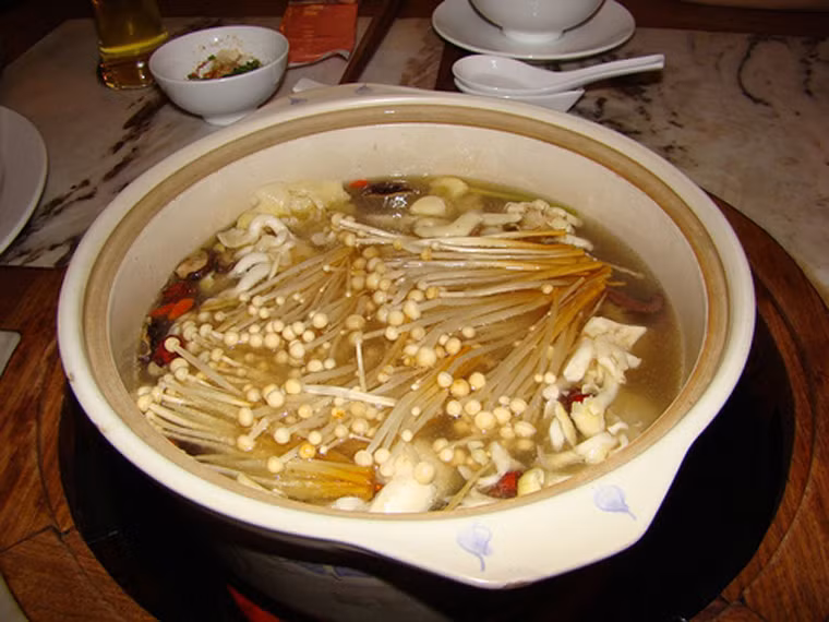 Nấm. Đây được xem là nguyên liệu không thể thiếu trong các nồi lẩu chay. Ngoài làm lẩu, chị em có thể chế biến món salad nấm kim châm, mướp xào nấm, canh nấm rau non...