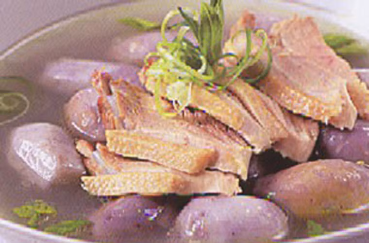 Vịt nấu canh khoai sọ. Khác với những món canh trên, vịt nấu canh khoai sọ không có được vị thanh mát đặc trưng song lại “ghi điểm” nhờ thành phần nước dùng ngọt lịm, vị dai dai của từng thớ thịt vịt đưa cơm. Ngoài ra, chị em có thể chế biến thành món thịt kho khoai sọ.