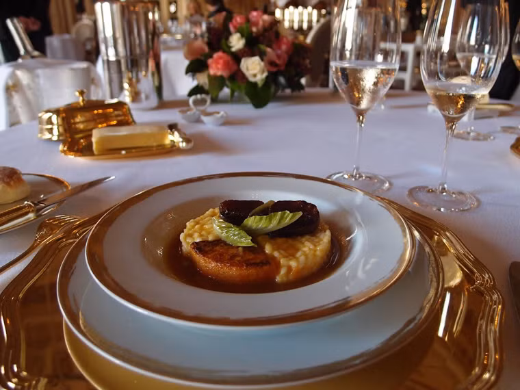 Le Louis XV Monte-Carlo, Monaco (416 đô/suất). Được thành lập bởi đầu bếp lừng danh thế giới Alain Ducasse. Nhà hàng tọa lạc trong khách sạn Hôtel de Paris cách đây hơn 25 năm. Nhà hàng cung cấp 3 thực đơn chính: thực đơn ăn trưa với giá 145 euro (194 USD), một bữa ăn tối có tên là Les Jardins de Provence với giá 308 USD và 6 món ăn Pour les Gourmets đắt nhất. Mức giá này đã bao gồm thuế.