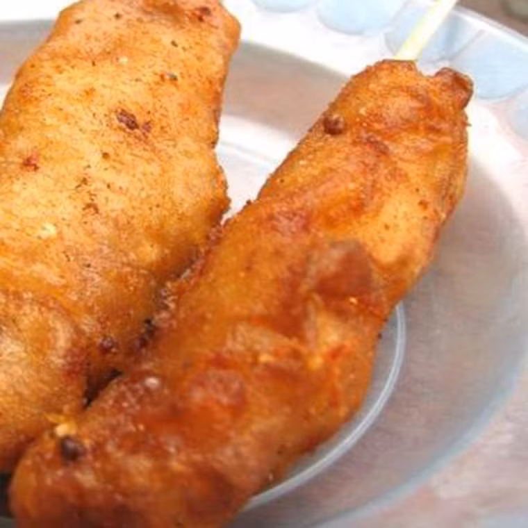 Nem chua rán bao bột trường Việt Đức. Quán ăn nhỏ trước cổng trường Việt Đức được nhiều người nhớ tới nhờ món nem chua rán với cách chế biến vô cùng đặc trưng. Nem chua rán ở đây được bao trong một lớp bột dày, ăn rất lạ miệng bởi phần bột khi rán lên ăn rất thơm, vỏ ngoài giòn song khi cắn lại có cảm giác hơi dai dai. Tuy nhiên điểm trừ là nem ở đây được bao bột khá dày.