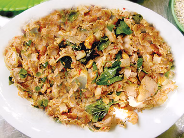 Vả trộn. Được mệnh danh là món ăn của nhà nghèo song vả trộn không kém phần thơm ngon. Khi ăn, thực khách không cần dùng đũa mà tay bẻ để thưởng thức vị bùi bùi giòn giòn của bánh tráng nướng kết hợp chút mắm cay.