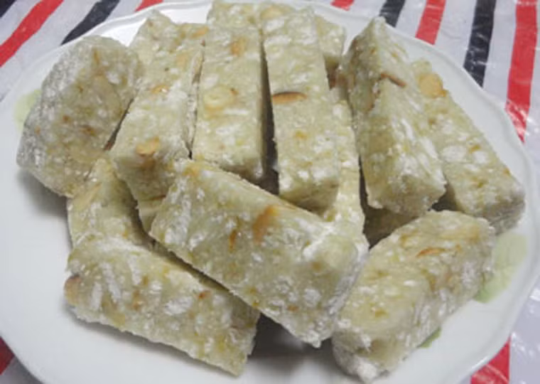 Bánh “lòng”. Bánh “lòng” khác biệt với những loại bánh làm từ gạo khác như bánh cáy, chè lam,... bởi vị ngọt dẻo bùi thơm, cay nhẹ của gừng, bỏng gạo nếp cái hoa vàng, lạc rang và đường quyện lại. Bánh là niềm tự hào của người dân An Phụ, An Sinh (Kinh Môn). Để làm ra những khuôn bánh thơm ngon, người làm bánh phải mất nhiều thời gian, công sức và khó có thể thành công nếu chỉ một hai người tham gia. Đáng tiếc, chính bởi sự cầu kỳ, công phu này mà bánh “lòng” ngày càng vắng bóng.