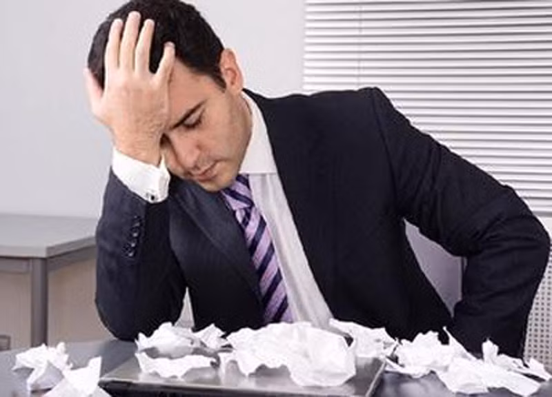 Không ngồi quá lâu. Viện Nghiên cứu Ung thư Mỹ từng cảnh báo việc ngồi ỳ là “thủ phạm” gây ra 90.000 trường hợp được chẩn đoán mắc ung thư mỗi năm. Nếu buộc phải làm việc trong tư thế ngồi thời gian dài, hãy đứng dậy đi bộ một vài phút sau một giờ làm việc.