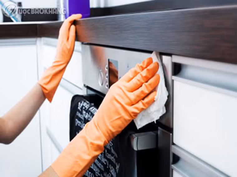Làm sạch vết mỡ khó tẩy. Khi rán, mỡ có thể bắn ra ngoài, khó có thể làm sạch được bằng cách lau thông thường. Thay vì sử dụng các chất tẩy rửa, bạn có thể tận dụng phần tóp chanh cùng với nhúm muối để lau quanh khu vực này.