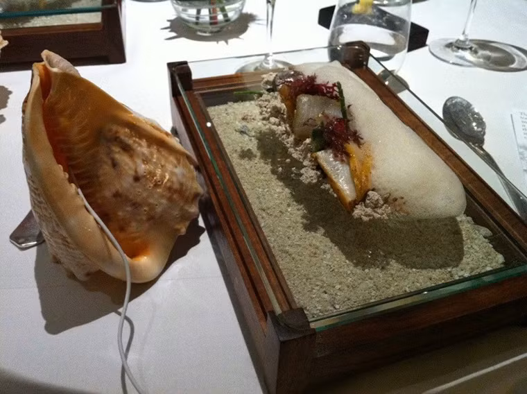 Fat Duck, London (371đô/suất). Fat Duck tọa tại làng Berkshire, phía Tây thủ đô London của nước Anh. Nhà hàng được đánh giá là một trong 50 địa điểm ăn uống hàng đầu thế giới. Fat Duck nổi tiếng với cháo ốc sên, trai nấu xốt bắp rang, kem trứng và thịt heo muối và liên tục thay đổi thực đơn để phục vụ khách hàng được tốt nhất. Năm 2015, nhà hàng dự tính đóng cửa trong vòng 6 tháng để cải tạo không gian. Thời điểm này, Fat Duck sẽ phục vụ tại địa điểm mới ở Australia với thực đơn tuyệt ngon, khác lạ.