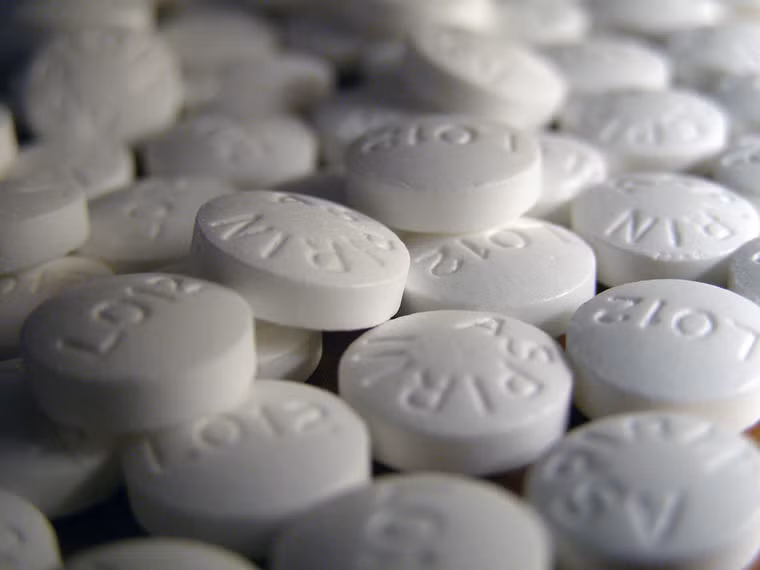 Cân nhắc sử dụng aspirin. Nam giới tuổi từ 45- 85 và nữ giới tuổi từ 55 – 85 sử dụng aspirin liều thấp hàng ngày có khả năng giảm nguy cơ đau tim. Đặc biệt, một số nghiên cứu chỉ ra việc sử dụng aspirin có tác dụng trong việc giảm nguy cơ ung thư ruột. Dù vậy, bạn cần xin ý kiến của bác sĩ trước khi quyết định sử dụng.