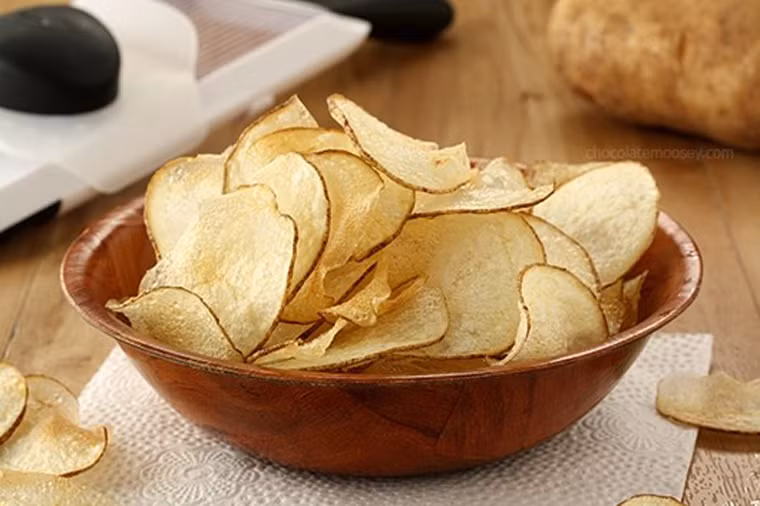 Nướng khoai tây. Thay vì thưởng thức khoai tây chiên gây hại cho sức khỏe, phụ nữ có thể dùng khăn giấy quấn quanh các lát khoai tây đã tẩm ướp rồi cho vào lò vi sóng quay. Nhiệt độ trong lò dễ dàng giúp khoai chín giòn mà không gây hại nhiều.