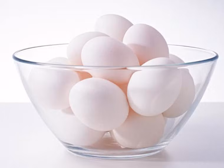 Luộc trứng không bị vỡ. Cho muối vào nồi luộc trứng trước khi nổi lửa, nó làm tăng nhiệt độ của nước sôi, giúp trứng không bị rạn vỡ làm mất hương vị món ăn.
