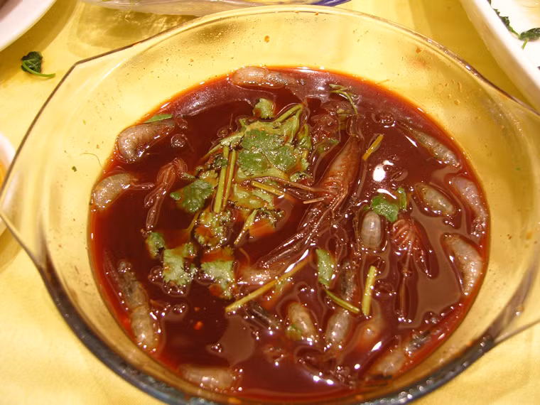 Chuẩn bị một bát rượu cùng hành lá, gừng tươi cắt nhỏ. Nêm gia vị sao cho vừa miệng rồi đưa tôm sống vào ngâm.